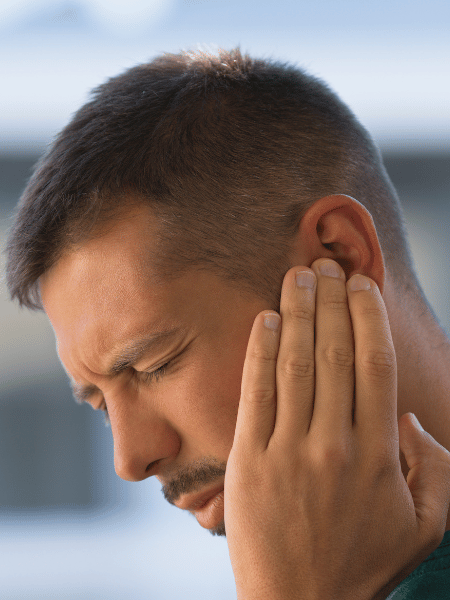 person tinnitus Person mit Tinnitus.